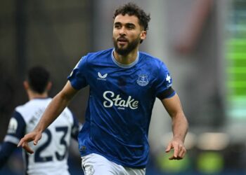 Manchester United dilaporkan sedang mengadakan perbincangan awal dengan pemain Everton, Dominic Calvert-Lewin. - AFP