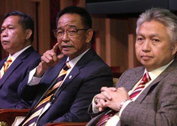 Abdul Karim Rahman Hamzah dalam sidang akhbar mengenai RUU (Komposisi Keanggotaan) Dewan Undangan Negeri Sarawak, 2025 yang diluluskan dalam persidangan khas DUN Sarawak, hari ini.