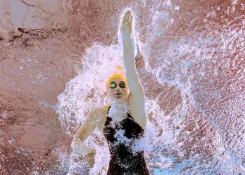 Perenang Australia, Mollie O'Callaghan beraksi dalam acara renang 200 meter (m) gaya bebas wanita semasa Kejohanan Akuatik Dunia 2025 di Singapura, hari ini. - AFP
