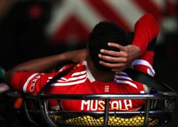 Jamal Musiala diusung keluar padang selepas berlaga dengan penjaga gol Paris Saint-Germain dalam aksi Piala Dunia Kelab di Atlanta, kelmarin. - AFP