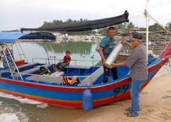 MOHD. Rohazmi Razali (dua dari kanan) bersiap sedia untuk operasi mencari ,Mohd. Noor Abdullah yang hilang sejak 25 Jun lalu. - UTUSAN/ ERMA YUSNIDA JUSOH