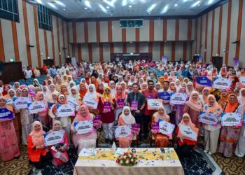 NORAINI Ahmad (duduk, tengah) bergambar kenangan bersama hadirin pada Program Aku Wanita@KRT : Advokasi Kesejahteraan Untuk Wanita@Keganasan Rumah Tangga di Terengganu Equastrian Resort, Kuala Ibai, Terengganu. -UTUSAN/PUQTRA HAIRRY
