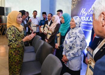 NORAINI Ahmad (kiri) ketika menyantuni penerima sijil pada Majlis Apresiasi Rakan Strategik Jabatan Kebajikan Masyarakat 2025 di Bangi Resort Hotel di sini hari ini. - UTUSAN/SYAKIR RADIN