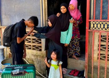 MUHAMMMAD Naufal Muhammad Anuar mencium tangan Manisah sambil diperhatikan nenek dan kakak sulungnya sebelum ke UniSZA untuk menyambung pengajian.