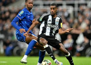 Newcastle United hanya akan menjual Alexander Isak jika harga yang ditawarkan tinggi. - AFP