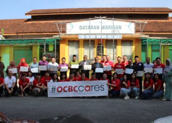 SEBAHAGIAN daripada wakil murid serta pelajar daripada empat buah sekolah di Pulau Pinang ketika menerima sumbangan komputer riba percuma daripada OCBC Bank di bawah program #OCBCCares,
