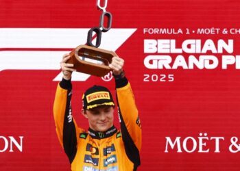 Oscar Piastri menjulang trofi Grand Prix Belgium selepas muncul juara dalam perlumbaan Formula Satu di litar Spa-Francorchamps, kelmarin. - AFP