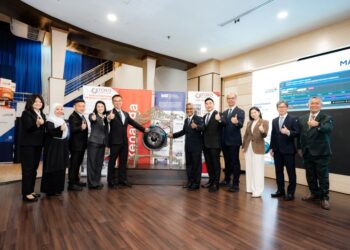 NG Thean Gin (lima dari kiri) bersama barisan pengurusan kanan Oxford Innotech pada penyenaraian syarikat itu di Pasaran ACE Bursa Malaysia Securities Berhad.