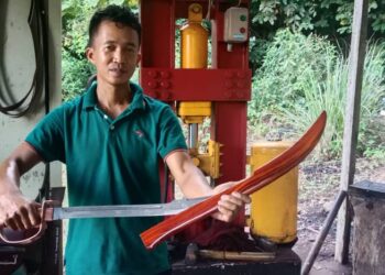 Irwan Syamsul menunjukkan sebilah pedang Damascus di rumahnya di Kampung Melayu, Jerantut, Pahang. – UTUSAN/HARIS FADILAH AHMAD