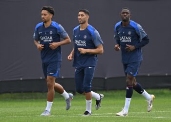 (DARI kiri) Marquinhos, Achraf Hakimi dan Ousmane Dembele dari Paris Saint-Germain semasa mereka memanaskan badan pada Sesi Latihan Paris Saint-Germain menjelang perlawanan Akhir Piala Dunia Kelab FIFA 2025 mereka antara Chelsea FC dan Paris Saint-Germain di Universiti Rutgers, New Jersey, hari ini. - AFP