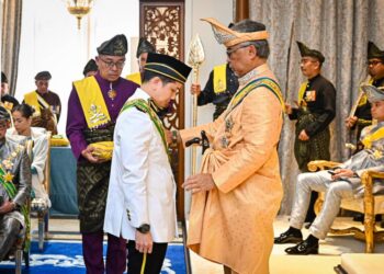 AL-SULTAN Abdullah Ri’ayatuddin Al-Mustafa Billah Shah berkenan menyampaikan Darjah Kebesaran Sultan Ahmad Shah Pahang Yang Amat Dimulia – Peringkat Pertama Sri Sultan Ahmad Shah Pahang (SSAP) kepada Arthur Joseph Kurup di Balai Mahkota, Istana Abdul Aziz, Kuantan, Pahang.