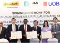 CHOW Kon Yeow (tiga, kanan) dan Pathmanathan (tiga, kiri) pada majlis menandatangani Program Sukuk Wakalah PBAPP di George Town, Pulau Pinang, hari ini.