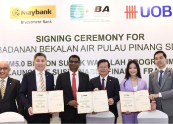 CHOW Kon Yeow (tiga, kanan) dan Pathmanathan (tiga, kiri) pada majlis menandatangani Program Sukuk Wakalah PBAPP di George Town, Pulau Pinang, hari ini.