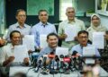 MOHD. Rafizi Ramli (tengah) bersama enam lagi ahli Parlimen PKR di Pusat Khidmat Rakyat Parlimen Subang, Selangor. - UTUSAN/MUHAMAD IQBAL ROSLI