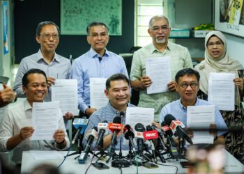 MOHD. Rafizi Ramli (tengah) bersama enam lagi ahli Parlimen PKR di Pusat Khidmat Rakyat Parlimen Subang, Selangor. - UTUSAN/MUHAMAD IQBAL ROSLI