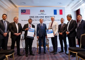 ANWAR Ibrahim (tengah) menyaksikan pemeteraian perjanjian pembelian pesawat A321XLR antara syarikat penerbangan AirAsia dan pengeluar pesawat terkemuka dunia, Airbus.