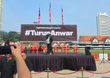 PENTAS perhimpunan yang dibina tanpa kebenaran.
