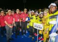 KHAIRUDIN Abu Hanipah menyampaikan cenderahati kepada kontinjen Perak pada perasmian Pesta Sukan Ukur Se-Malaysia (Pesuma) di Ipoh semalam. - UTUSAN/MUHAMAD NAZREEN SYAH MUSTHAFA