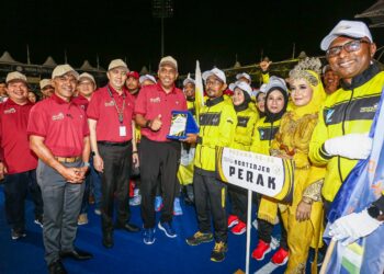 KHAIRUDIN Abu Hanipah menyampaikan cenderahati kepada kontinjen Perak pada perasmian Pesta Sukan Ukur Se-Malaysia (Pesuma) di Ipoh semalam. - UTUSAN/MUHAMAD NAZREEN SYAH MUSTHAFA