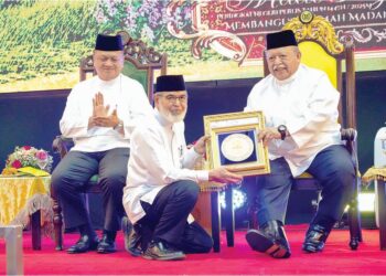 TUANKU Syed Sirajuddin Jamalullail menyampaikan Anugerah Tokoh Maal Hijrah Perlis 1447 Hijrah kepada Dr. Johari Mat di Pusat Koreksional, Arau, Perlis. – UTUSAN/ADIB AKHYAR