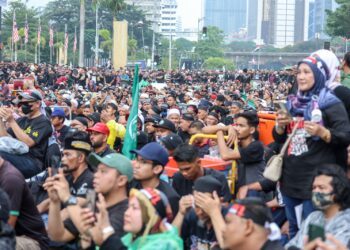 SEBAHAGIAN orang ramai yang menyertai Himpunan Turun Anwar di Dataran Merdeka hari ini.-UTUSAN/FARIZ RUSADIO