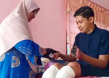 AZRUL Azizi Ahmad Raudan dibantu ibunya, Zaaronah Abdul Wahab di rumah mereka di Beserah di Kuantan, Pahang.