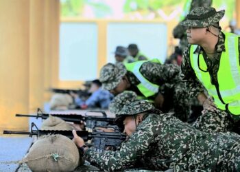KESELAMATAN negara tidak lagi boleh dianggap sebagai urusan eksklusif pihak berkuasa semata-mata sebaliknya amanah bersama yang menuntut kesedaran, kerjasama serta tindakan bersepadu antara kerajaan dan rakyat. – GAMBAR HIASAN