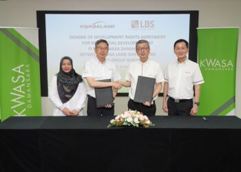 ADENAN Md Yusof (dua dari kiri) dan Lim Hock Guan (kanan) menandatangani Perjanjian Hak Pembangunan (DRA) secara rasmi hari ini.