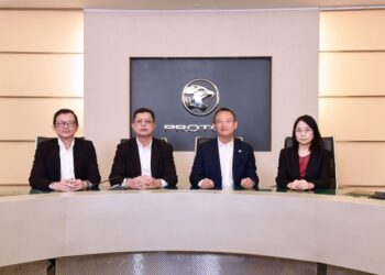 KETUA Pegawai Eksekutif Proton, Dr Li Chunrong (dua dari kanan) bersama ahli lembaga pengarah PICSB yang lain.