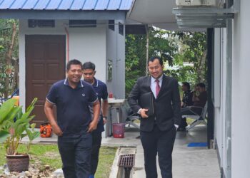MOHD. Jizol Kassim (kiri) mengaku bersalah di Mahkamah Majistret Gerik hari ini bagi pertuduhan memindahkan 13 ekor lembu tanpa kebenaran Pengarah DVS Perak, Februari lalu. - UTUSAN