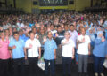 FAHMI Fadzil bergambar bersama peserta dari seluruh negara pada Permukiman Komuniti Madani Semenanjung 2025 di Stadium Mini Bistari, Ayer Keroh, Melaka. - UTUSAN/AMRAN MULUP