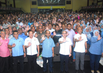 FAHMI Fadzil bergambar bersama peserta dari seluruh negara pada Permukiman Komuniti Madani Semenanjung 2025 di Stadium Mini Bistari, Ayer Keroh, Melaka. - UTUSAN/AMRAN MULUP