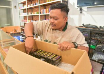 SEORANG pekerja kedai vape, Farhan Muhammad, 28, mula mengemas stok rokok elektronik menjelang pengharaman penjualan vape berkuat kuasa 1 Ogos ini. – UTUSAN/IZLIZAN OTHMAN