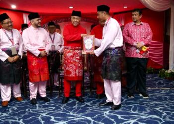 AHMAD Zahid Hamidi (tiga, kanan) dan Fathul Bari Mat Jahya (dua, kiri) pada majlis perasmian Mesyuarat Perwakilan UMNO Bahagian Kangar di Kangar, Perlis, hari ini.-UTUSAN/IZLIZAN OTHMAN