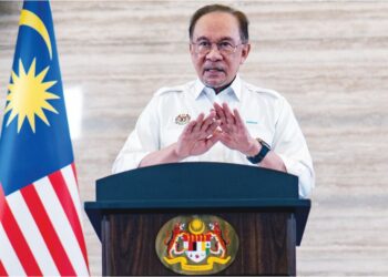 ANWAR Ibrahim ketika mengumumkan ikhtiar kerajaan bagi meringankan beban sara hidup rakyat, semalam.
