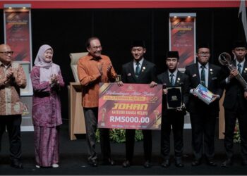ANWAR Ibrahim diiringi Fadhlina Sidek, menyampaikan hadiah kepada pasukan Sekolah Menengah Agama Persekutuan Kajang selaku johan bahas Bahasa Melayu Pertandingan Akhir Bahas Piala Perdana Menteri Ke-50 Tahun 2025 di Pusat Konvensyen Antarabangsa Putrajaya, semalam. – UTUSAN/FAIZ ALIF ZUBIR