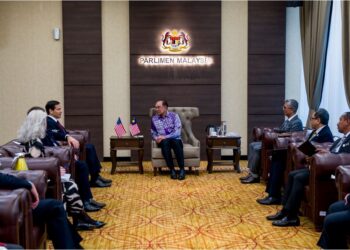 ANWAR Ibrahim menerima kunjungan hormat Setiausaha Negara Amerika Syarikat, Marco Rubio di Bangunan Parlimen, Kuala Lumpur, semalam. –  PEJABAT PERDANA MENTERI