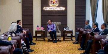 ANWAR Ibrahim menerima kunjungan hormat Setiausaha Negara Amerika Syarikat, Marco Rubio di Bangunan Parlimen, Kuala Lumpur, semalam. –  PEJABAT PERDANA MENTERI