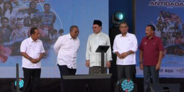 ANWAR Ibrahim meluncurkan Sambutan Peringatan Hari Antidadah Tahun 2025 di Dataran Darulaman, Jitra. Turut sama, Muhammad Sanusi Md. Nor dan Saifuddin Nasution Ismail.
