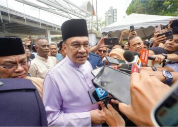 ANWAR Ibrahim bercakap kepada pemberita selepas hadir menunaikan solat Jumaat di Surau Ar-Rahim, Presint 15, Putrajaya, semalam. – UTUSAN/FAISOL MUSTAFA