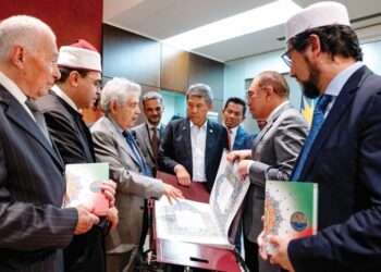 ANWAR Ibrahim (dua, kanan) melihat cenderahati yang diterimanya selepas mengadakan pertemuan bersama komuniti Islam diketuai Imam Yahya Pallavicini (kanan) dan Abdellah Redouane (tiga dari kiri) di Rom, Itali, semalam. – PEJABAT PERDANA MENTERI