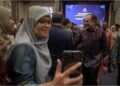 ANWAR Ibrahim beramah mesra dengan kakitangan Kementerian Kewangan pada Perhimpunan Bulanan Perdana Menteri bersama warga kementerian itu di Putrajaya, semalam. – UTUSAN/FAIZ ALIF ZUBIR