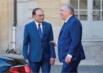 ANWAR Ibrahim bertemu dengan Perdana Menteri Perancis, Francois Bayrou ketika membuat lawatan rasmi ke negara itu, semalam.
– IHSAN PEJABAT PERDANA MENTERI