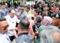 ANWAR Ibrahim beramah mesra dengan penduduk pada Program Program Gotong-Royong Kenduri Rakyat bersempena Program Ukhwah Kepemimpinan Madani sempena Pemukiman Anggota Pentadbiran dan Ahli-Ahli Parlimen Kerajaan Madani di Kampung Pachitan, Port Dickson hari ini. - UTUSAN/MOHD. SHAHJEHAN MAAMIN