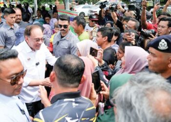 ANWAR Ibrahim beramah mesra dengan penduduk pada Program Program Gotong-Royong Kenduri Rakyat bersempena Program Ukhwah Kepemimpinan Madani sempena Pemukiman Anggota Pentadbiran dan Ahli-Ahli Parlimen Kerajaan Madani di Kampung Pachitan, Port Dickson hari ini. - UTUSAN/MOHD. SHAHJEHAN MAAMIN