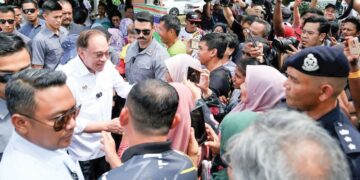 ANWAR Ibrahim beramah mesra dengan penduduk pada Program Program Gotong-Royong Kenduri Rakyat bersempena Program Ukhwah Kepemimpinan Madani sempena Pemukiman Anggota Pentadbiran dan Ahli-Ahli Parlimen Kerajaan Madani di Kampung Pachitan, Port Dickson hari ini. - UTUSAN/MOHD. SHAHJEHAN MAAMIN