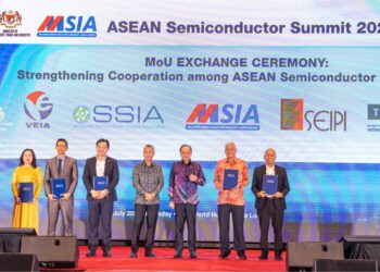 ANWAR Ibrahim pada majlis pertukaran kerjasama selepas merasmikan Sidang Kemuncak ASEAN Semikonduktor 2025 (ASEMIS) di Petaling Jaya, semalam. - UTUSAN/SADDAM YUSOFF