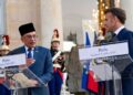 ANWAR Ibrahim bersama Emmanuel Macron pada sidang akhbar kedua-dua pemimpin itu di Istana Elysee, Paris, Perancis, semalam. – FACEBOOK ANWAR IBRAHIM