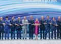 ANWAR Ibrahim (enam dari kiri) dan Menteri Luar, Datuk Seri Mohamad Hasan (tengah) bergambar bersama Menteri-Menteri Luar ASEAN pada Majlis Pembukaan Mesyuarat Menteri-Menteri Luar ASEAN Ke-58 di Pusat Konvensyen Kuala Lumpur, semalam. - UTUSAN/SHIDDIEQIIN ZON