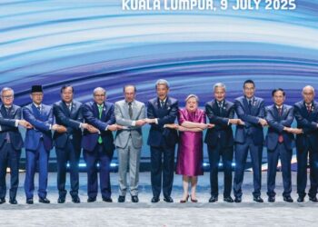 ANWAR Ibrahim (enam dari kiri) dan Menteri Luar, Datuk Seri Mohamad Hasan (tengah) bergambar bersama Menteri-Menteri Luar ASEAN pada Majlis Pembukaan Mesyuarat Menteri-Menteri Luar ASEAN Ke-58 di Pusat Konvensyen Kuala Lumpur, semalam. - UTUSAN/SHIDDIEQIIN ZON